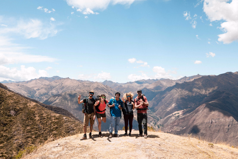 Randonneurs dans la vallée sacrée avec notre guide