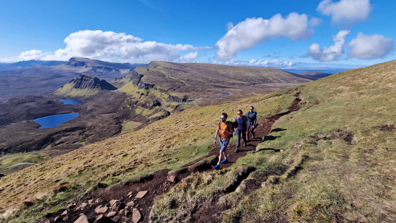 Randonneurs en Ecosse dans le massif du Quiraing