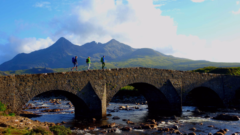 Randonneurs sur un pont en pierre en Ecosse