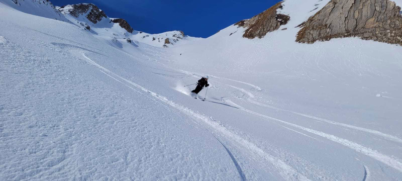 Skieur de randonnée à la descente