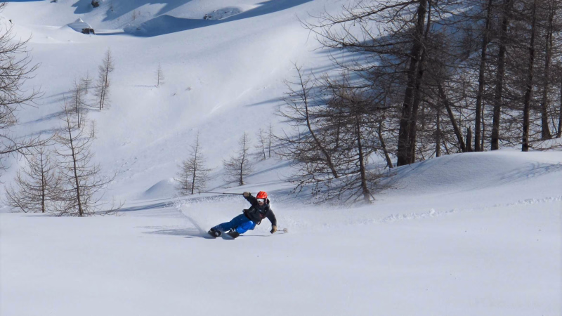 Skieur de randonnée à la descente