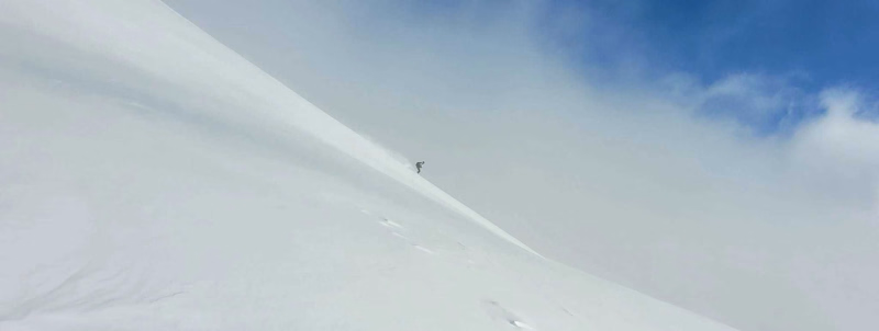 Skieur descends une face exposée