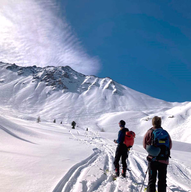 Skieurs de randonnée à la montée