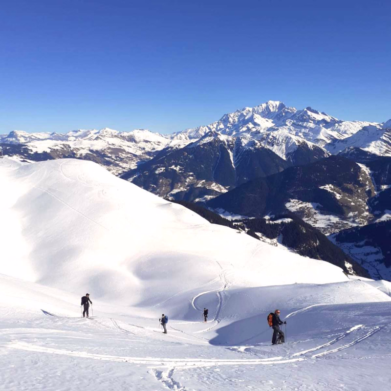 Skieurs de randonnée à la montée