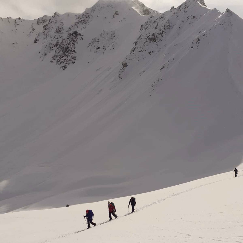Skieurs de randonnée à la montée