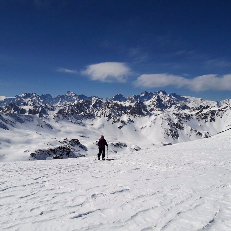 Skieurs de randonnée dans une plaine enneigée