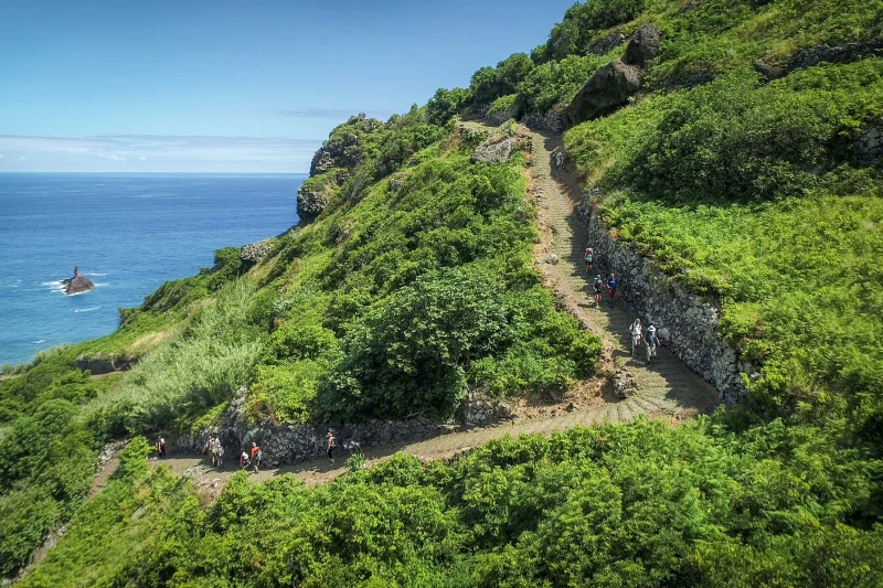 Sur les chemins surplombant la mer à Madère