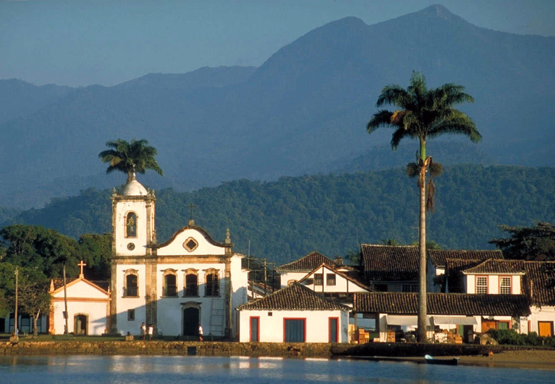 Vue d'une église coloniale sur Paraty au Brésil
