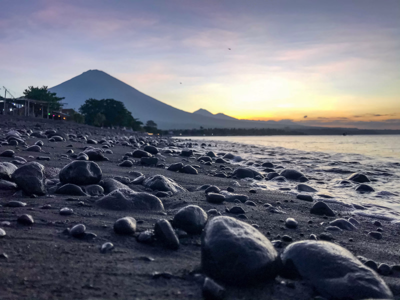 Vue sur le Volcan Agung depuis la plage à Amed