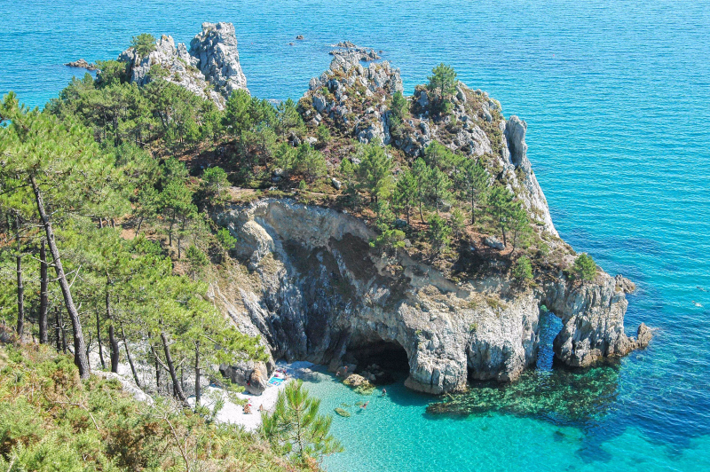 vue surplombant le cap de la chèvre, végétation abondante et eau turquoise