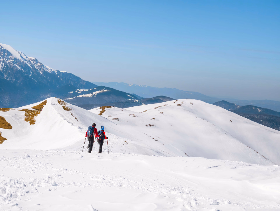 Découvrez nos séjours de raquettes à neige en Roumanie