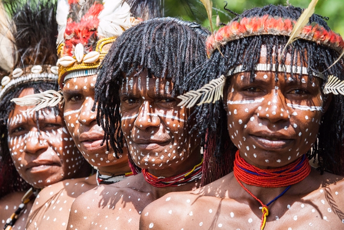 Trek immersif chez les peuples Korowai et Dani en Papouasie
