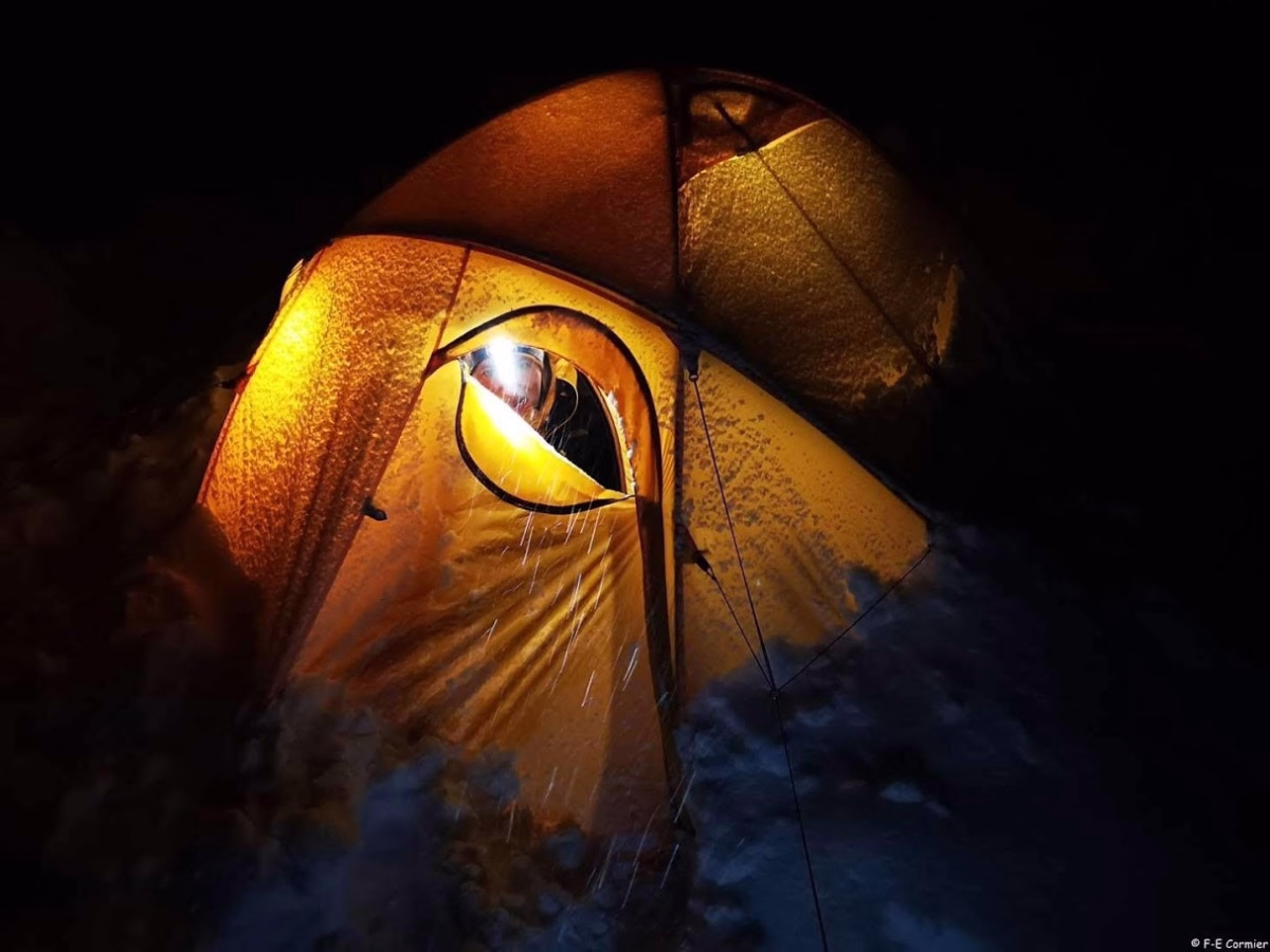 Voyage en raquette - Raquettes et bivouac trappeur face au Mont Blanc