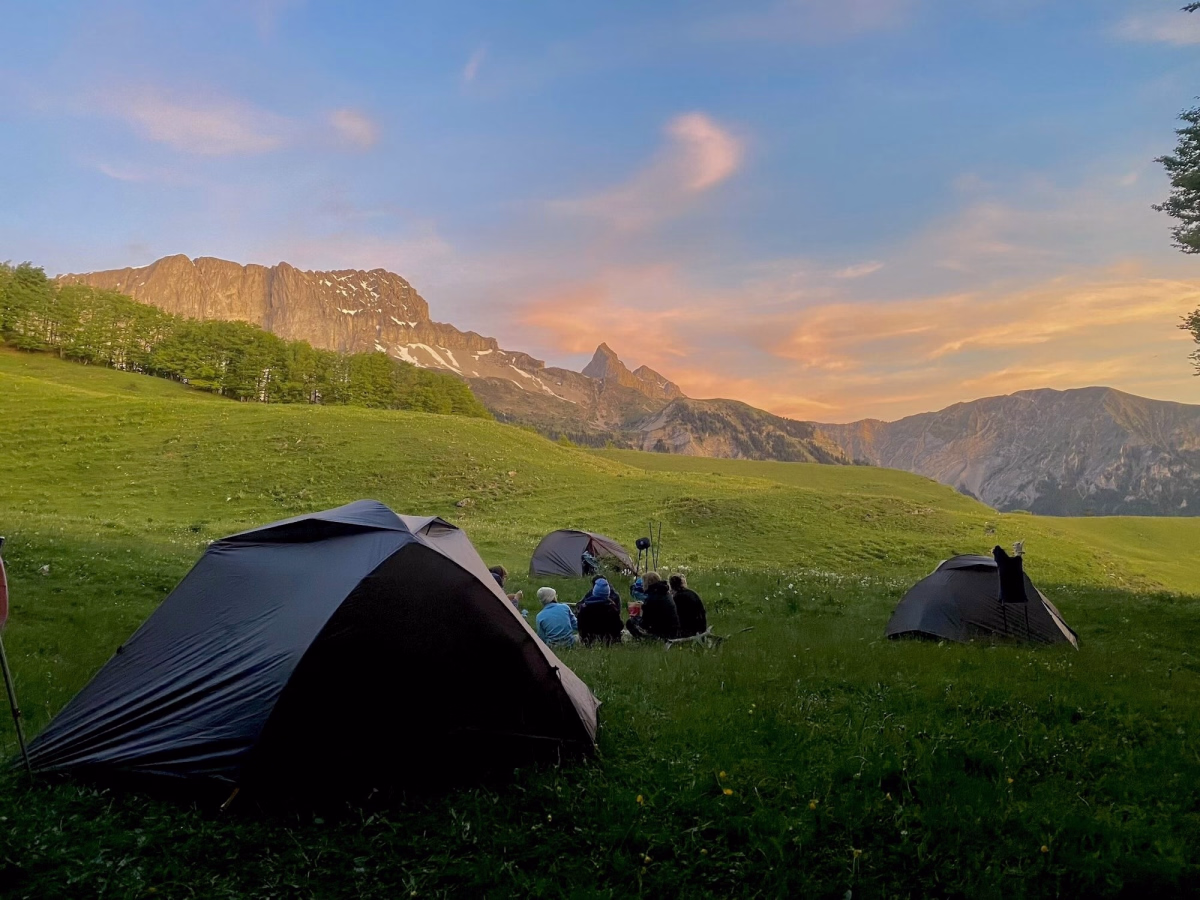 Trek bivouac en Dévoluy : lac d'altitude et parois dolomitiques