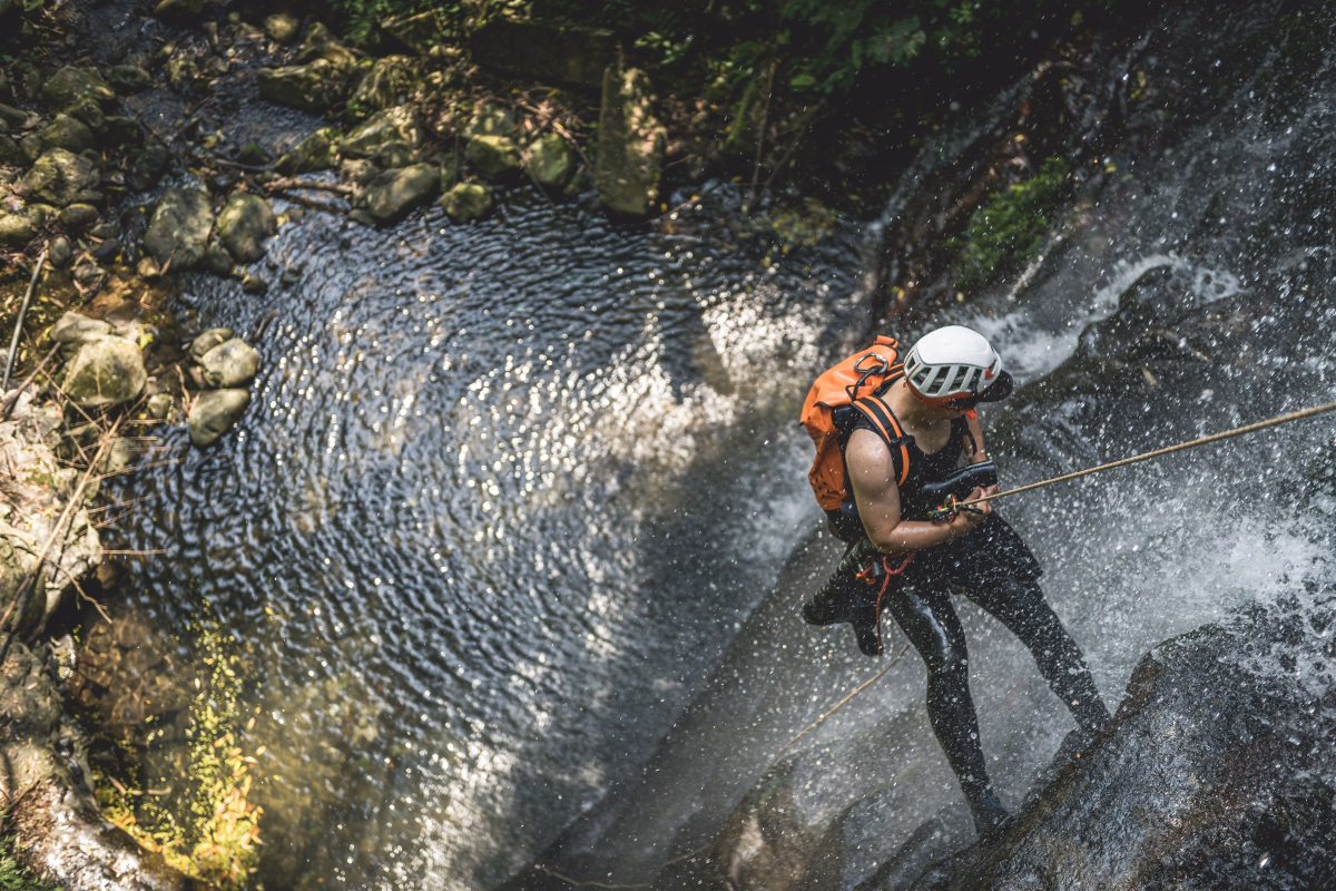 Canyoning engagé dans le canyon de la Bendola en Italie