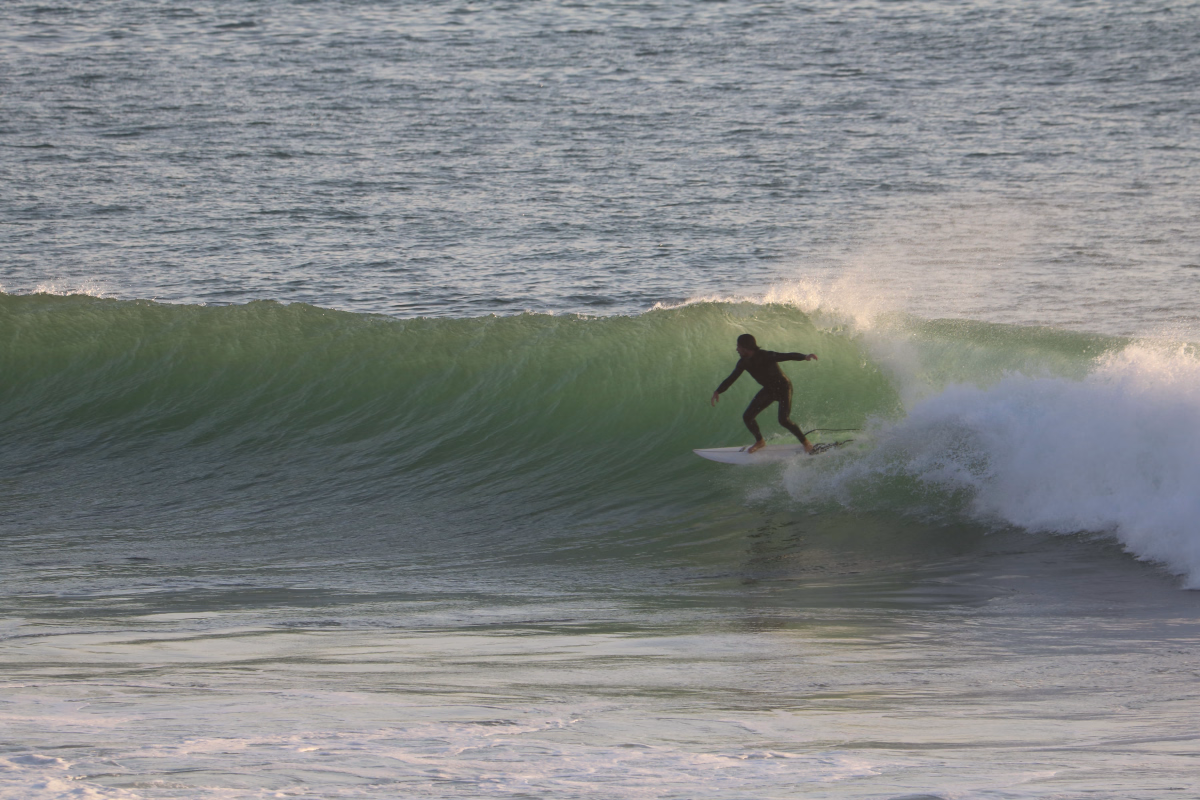 Surf engagé sur les vagues de Taghazout