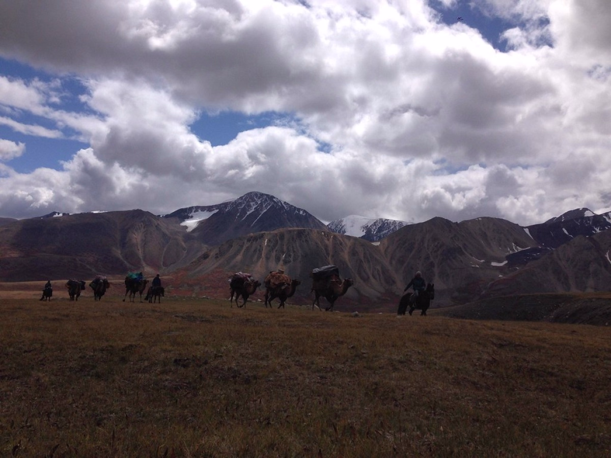 Voyage en Haute Montagne - Trek alpin et nomade en Mongolie, jusqu\'au sommet du Khuïten