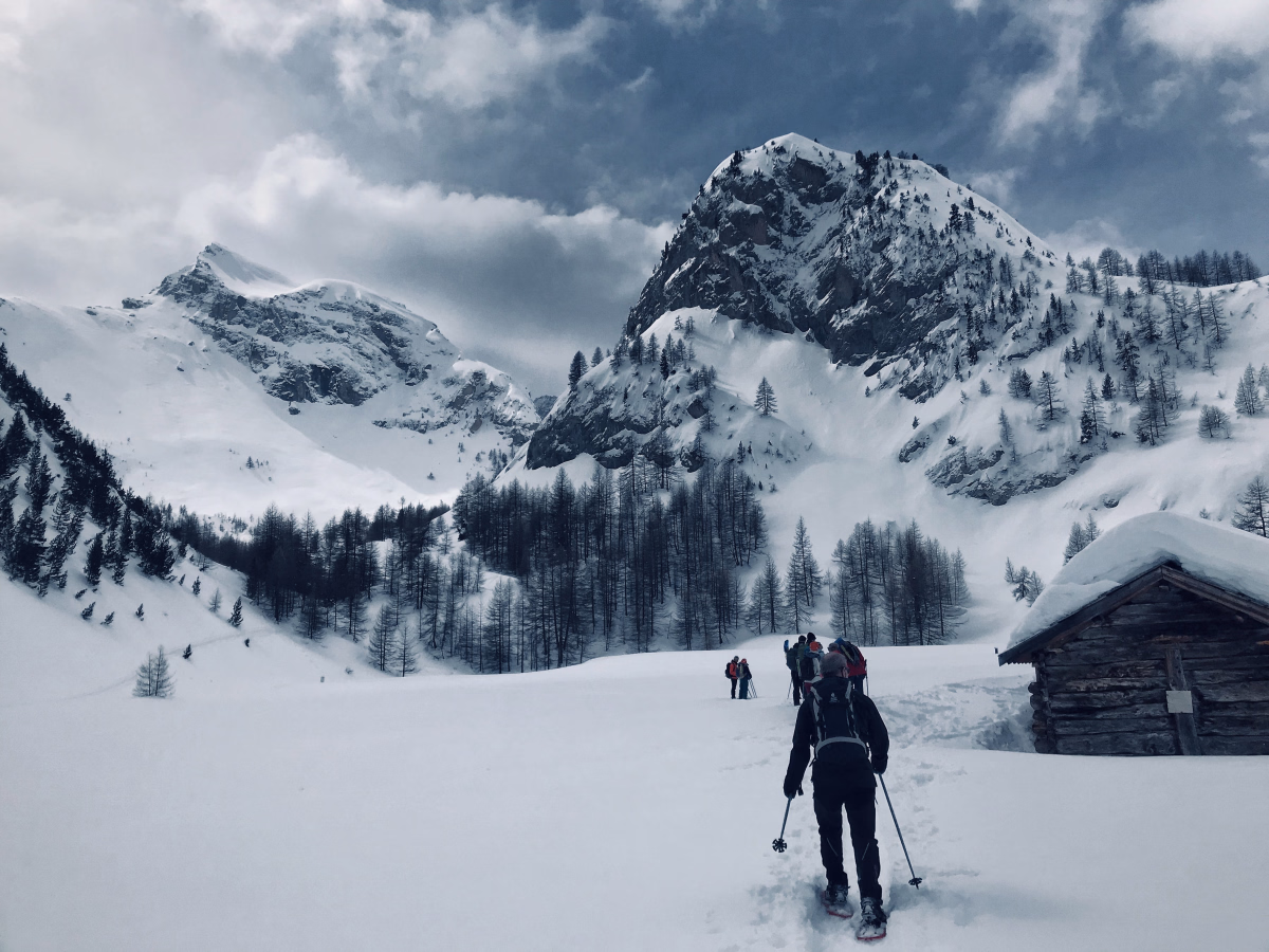 Raquettes et pulka dans les Alpes : bivouac sous tipi hivernal