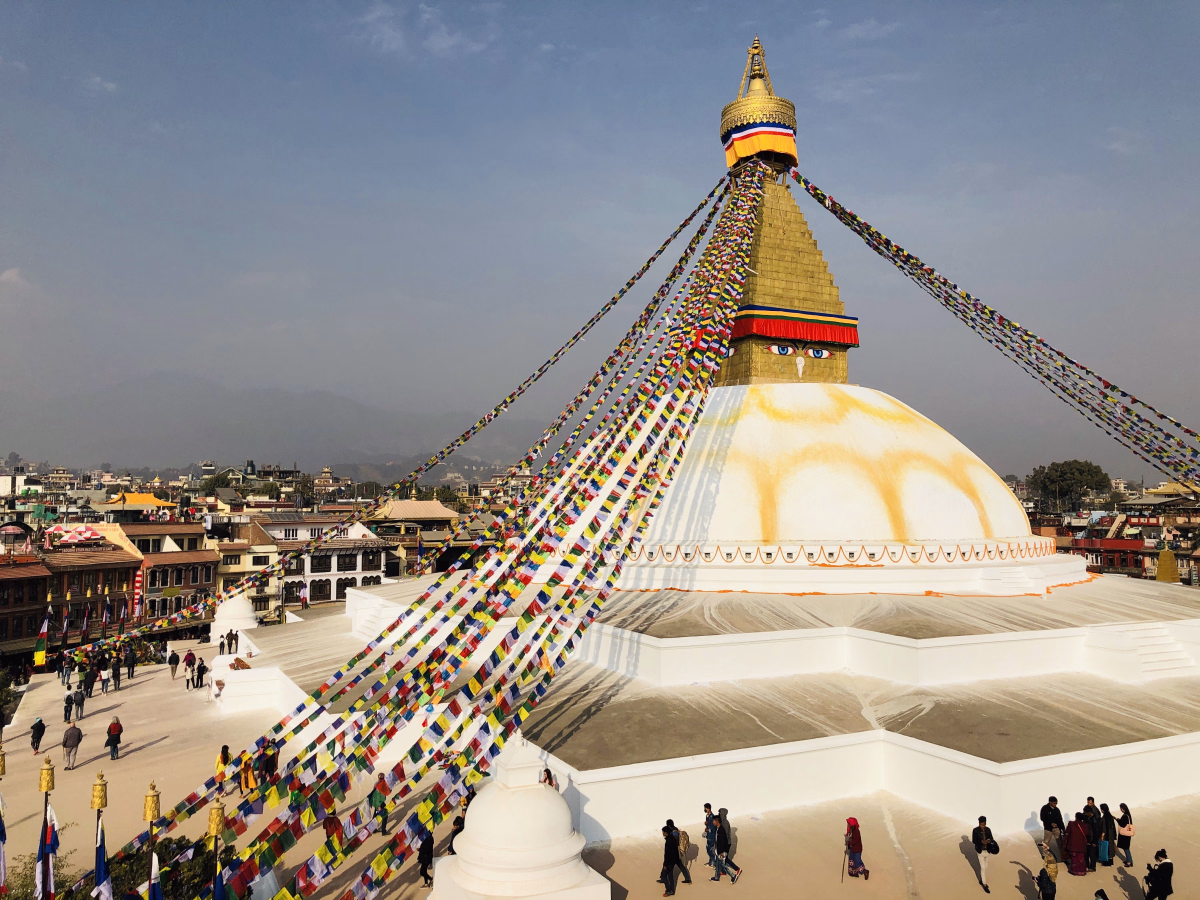 Randonnée dans la vallée mythique de Katmandou en face des Himalayas