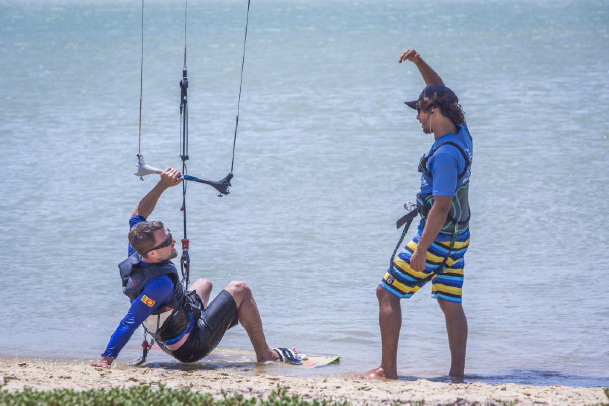 Initiation au kitesurf dans un lagon à Kalpitiya au Sri Lanka