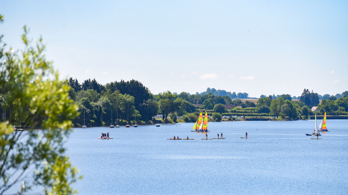 Initiation à la voile sur un lac du Morvan