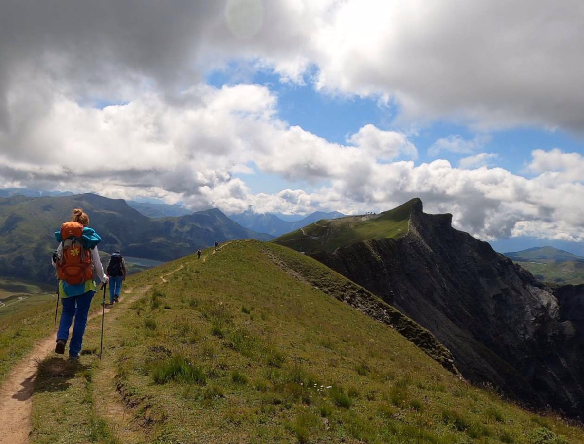 Randonnée dans les Alpes face au Mont Blanc
