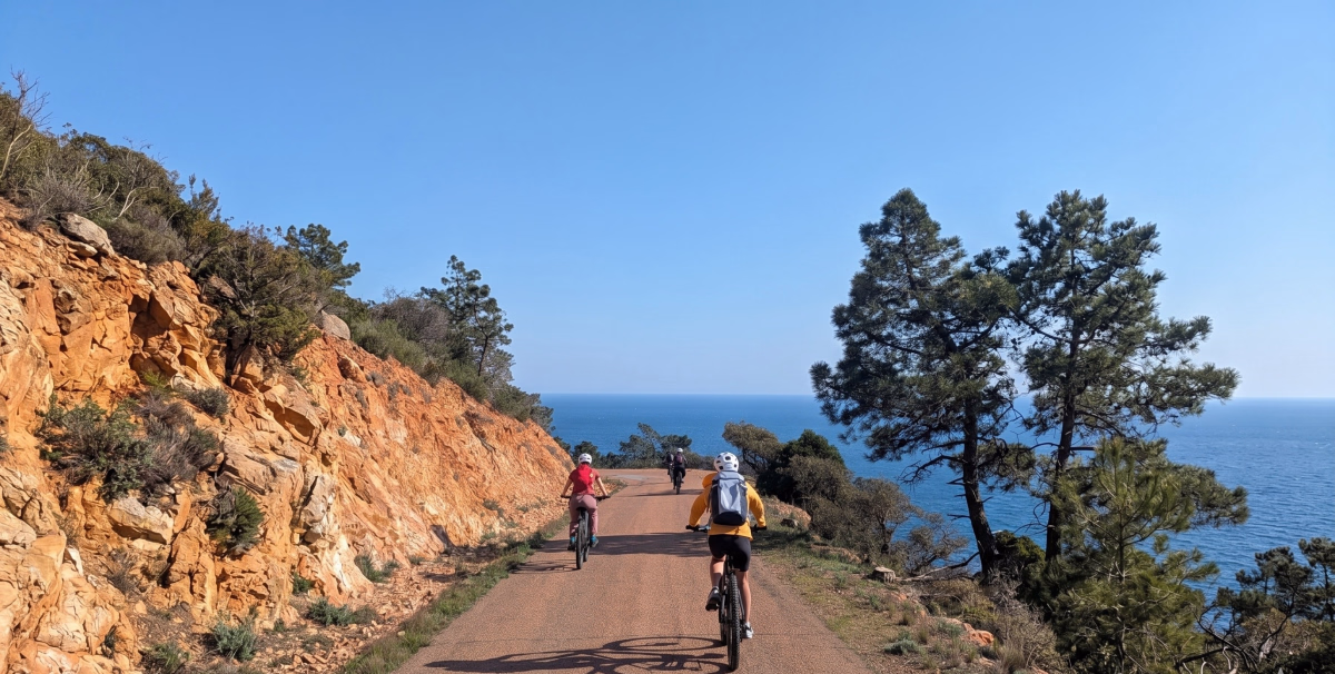 Voyage à vélo - Gravel & VTTAE — Pédaler au cœur du massif de l\'Estérel