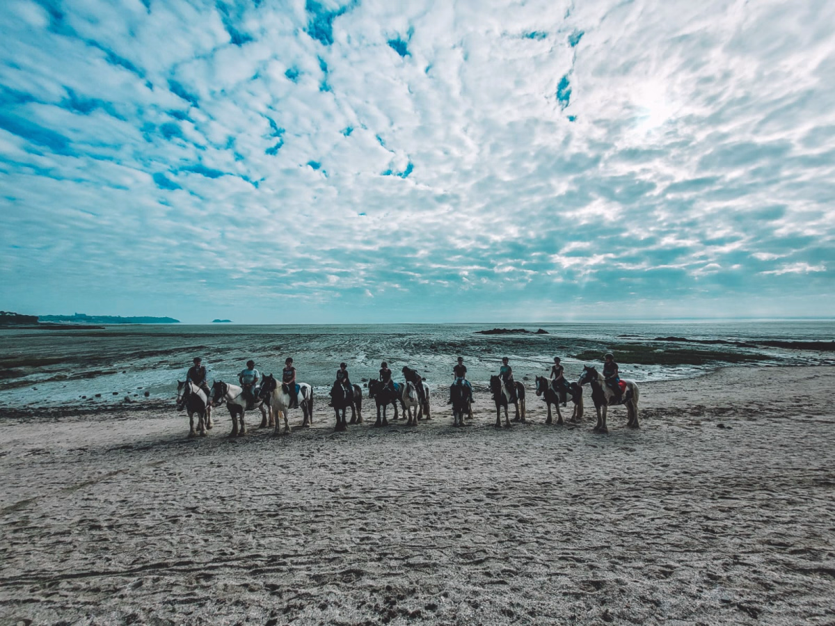 Voyage à cheval - Randonnée à cheval au Mont-Saint-Michel hébergement Camping Confort