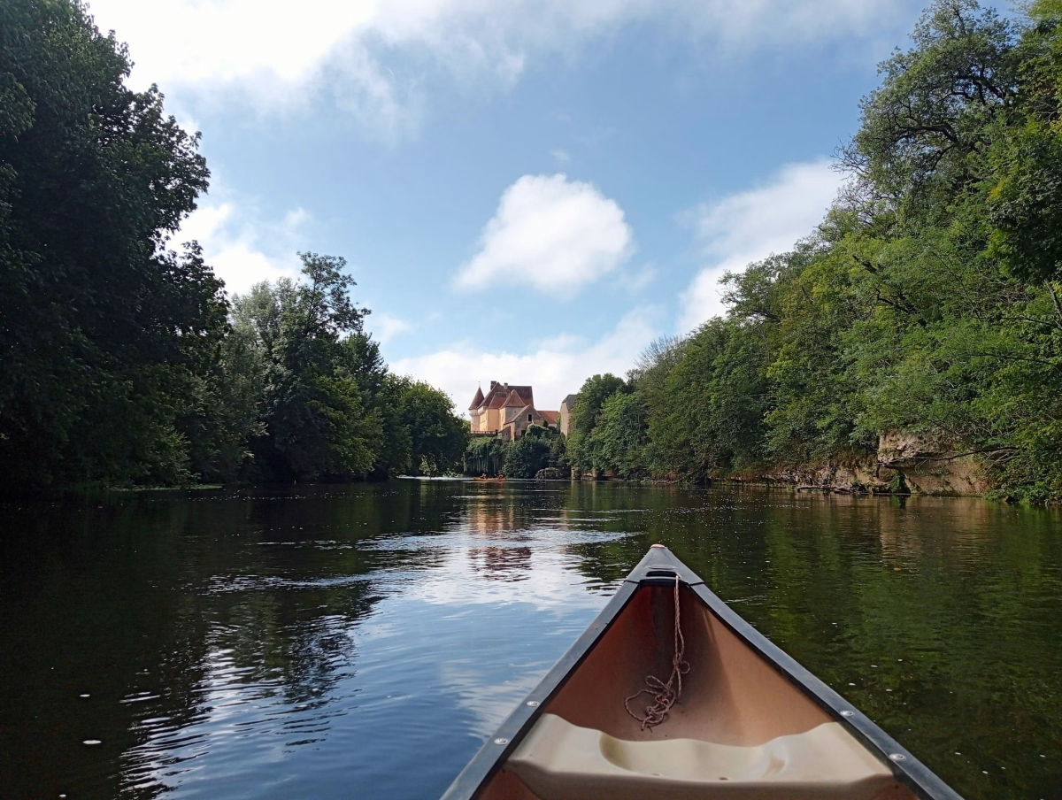 Canoë et bivouac sauvage sur la Vézère en Dordogne