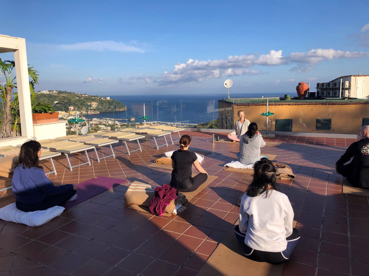 Yoga et Pilates à Ischia : bien-être entre mer et thermes