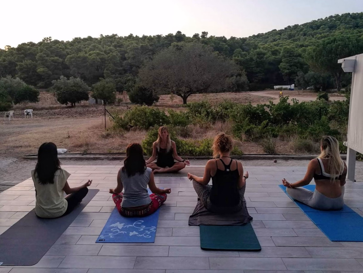 Déconnexion totale en Grèce : une retraite yoga revitalisante