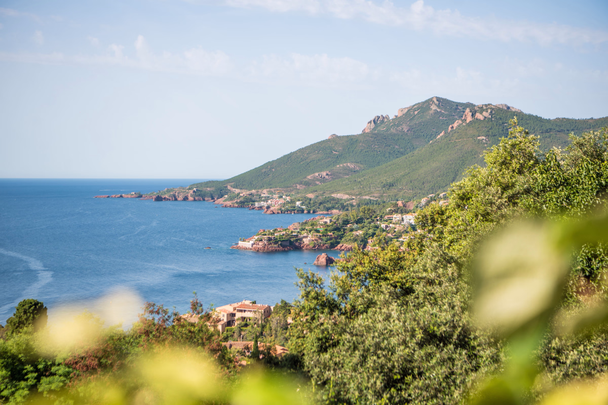 Voyage à vélo - VTT électrique dans l\'Estérel entre roches rouges et Méditerranée
