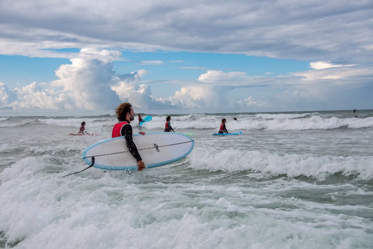 Surf en Bretagne : surf et partage sur les vagues de Plouharnel