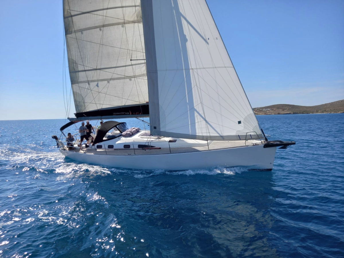 Stage voile tous niveaux dans les eaux turquoise des Cyclades