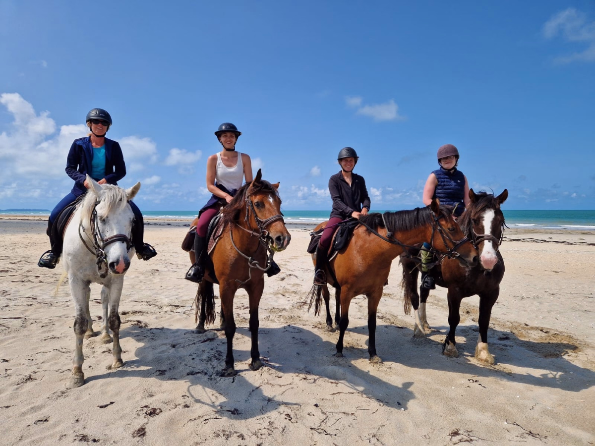 Voyage à cheval - Randonnée à cheval vers les plages de la Vanlée