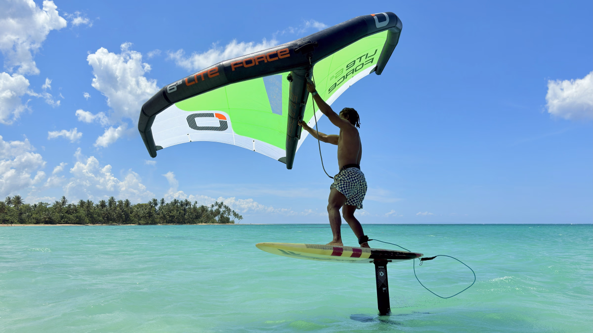 Découverte du wingfoil dans les eaux turquoise de Rep Dom