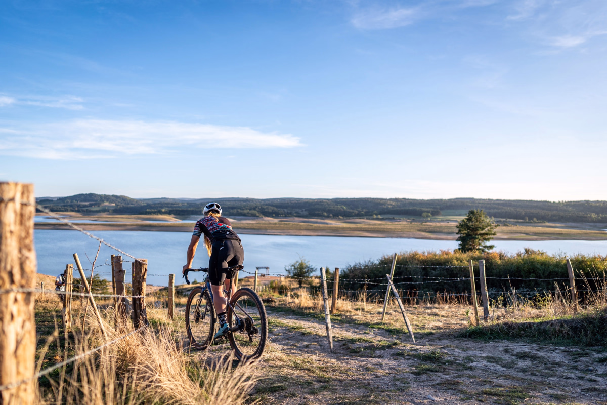 Voyage à vélo - Stage de Gravel en Lozère, au bord du Lac de Naussac