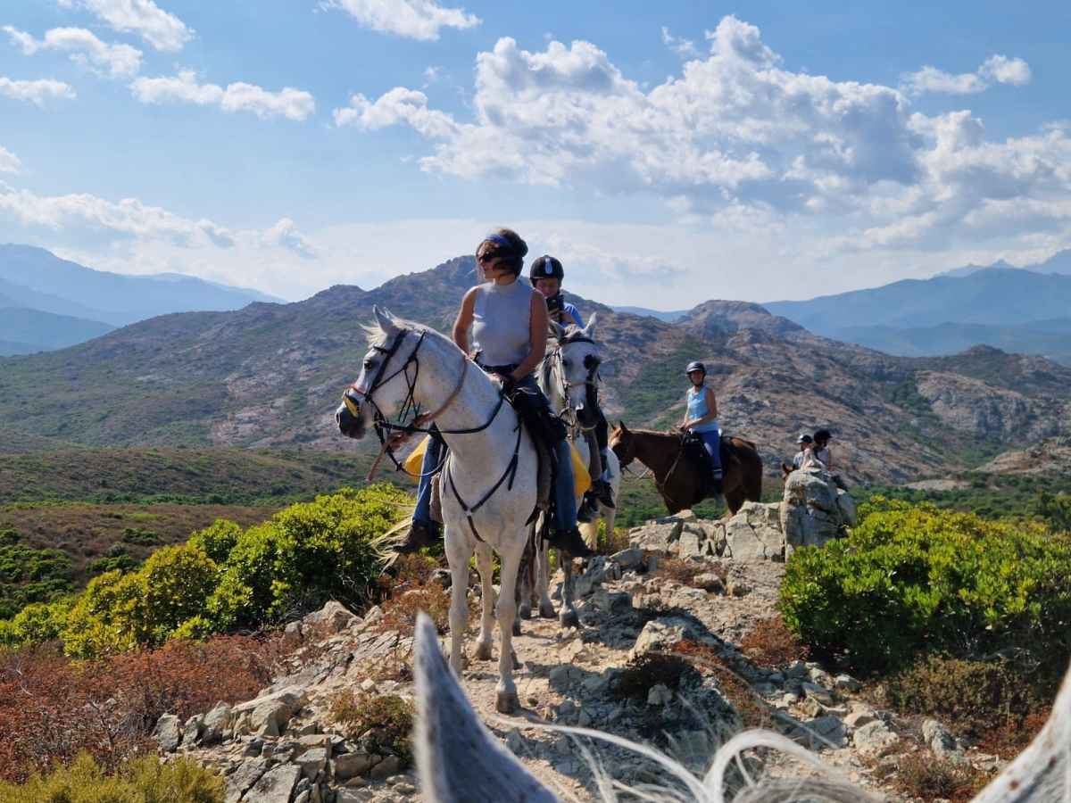 Voyage à cheval - Randonnée équestre en immersion sur les sentiers corses