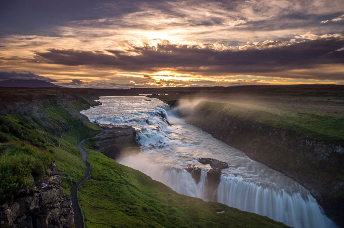Islande en liberté : sous les aurores boréales ou le soleil de minuit