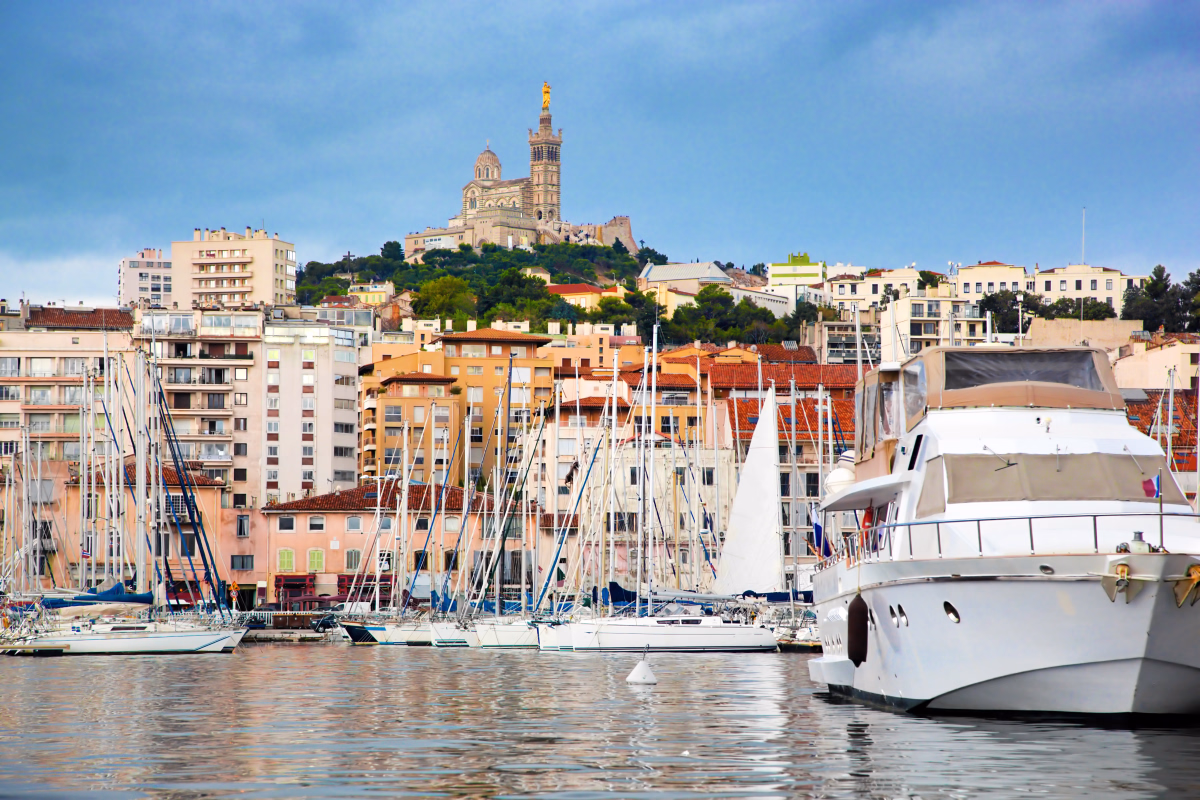 Manœuvres de port : stage court de voile en catamaran à Marseille