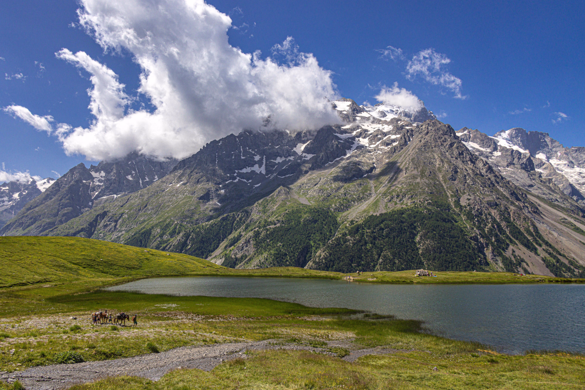 Trek en famille face aux glaciers de la Meije
