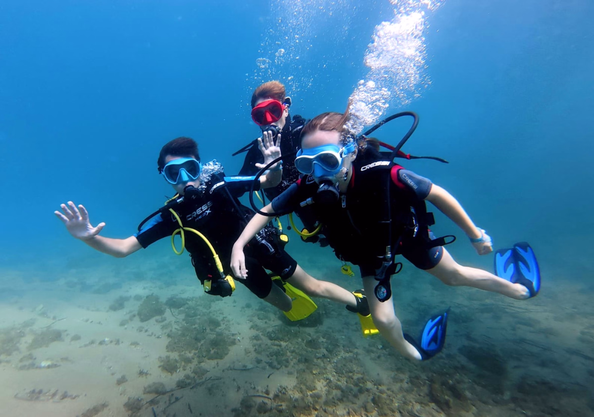 Aventures subaquatiques à Fenals : baptême et snorkeling jour et nuit