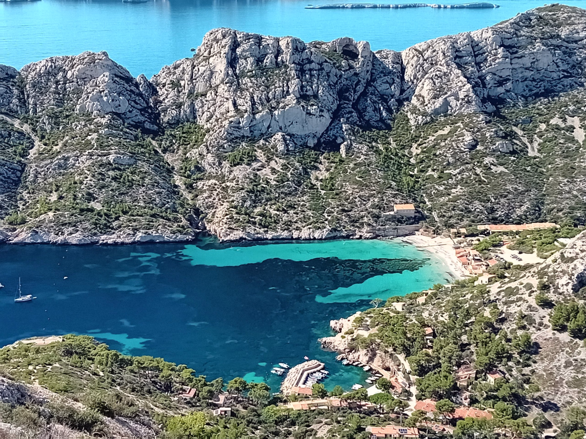 Réveillon dans les Calanques entre mer et falaises
