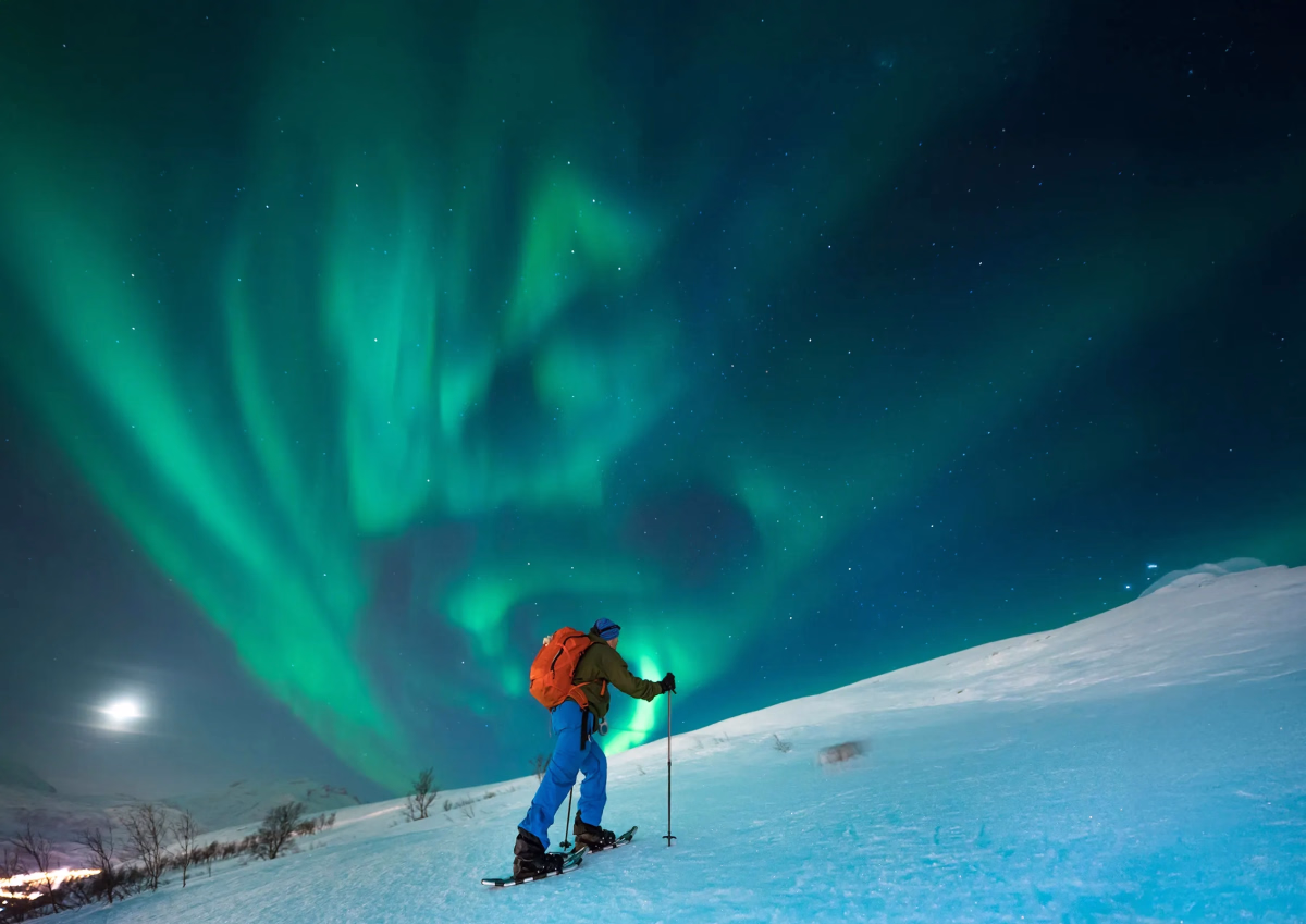 Raquettes sous les aurores boréales de l'île de Senja