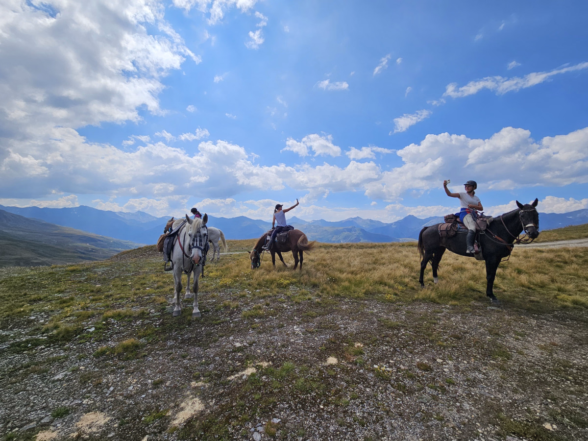 Voyage à cheval - Cheval et refuge : Aventure équestre et nuit magique face aux sommets