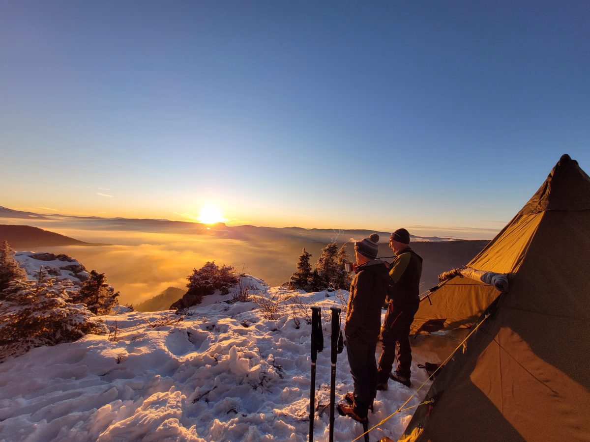 Micro-aventure : bivouac hivernal en tipi dans le Vercors