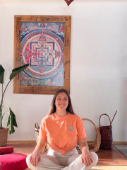 Flore - hôte et professeure de yoga