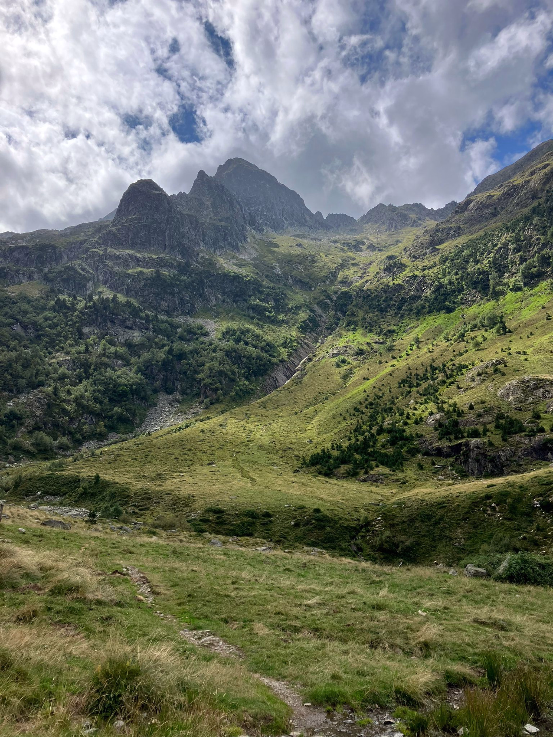 Photo randonnée dans les Pyrénées entre fille