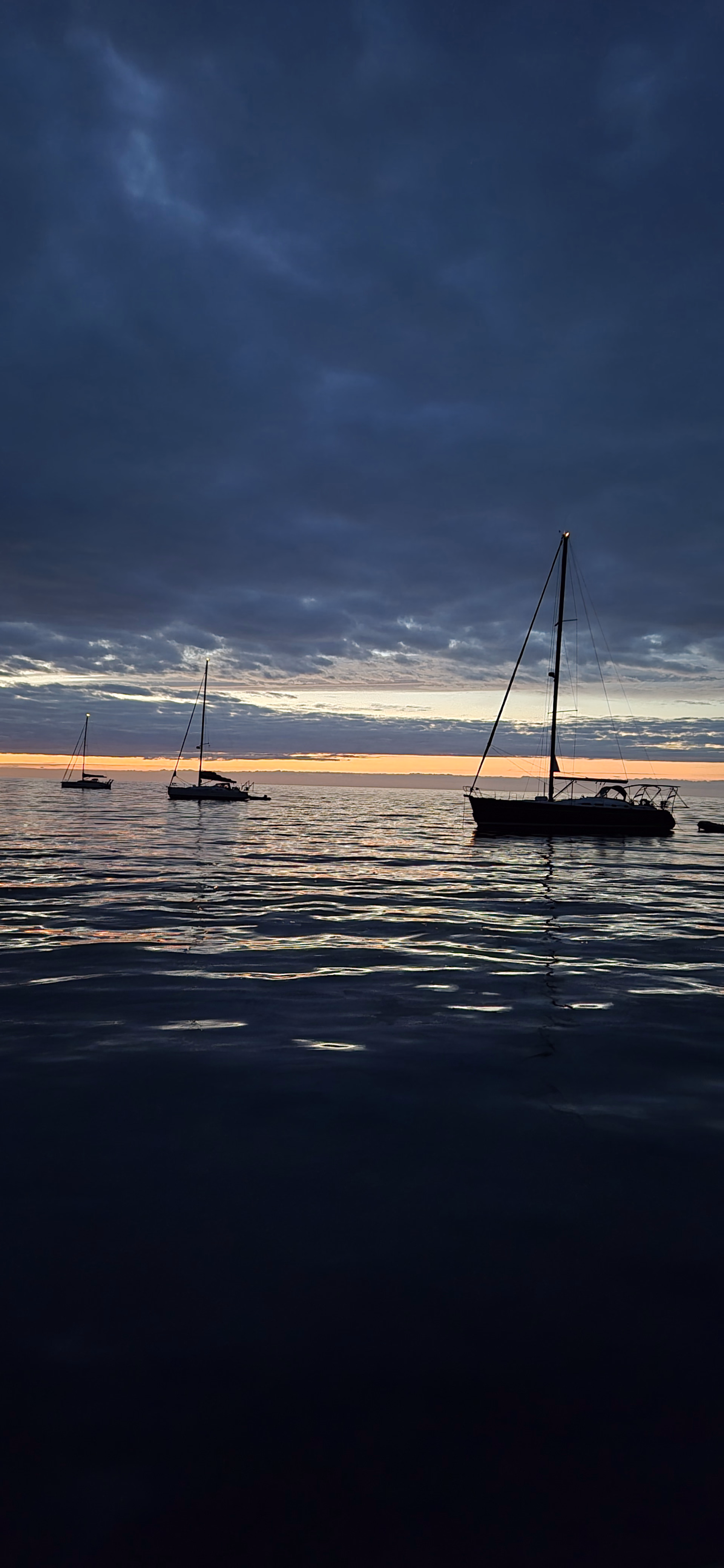 Couché de soleil sur un catamaran en Bretagne