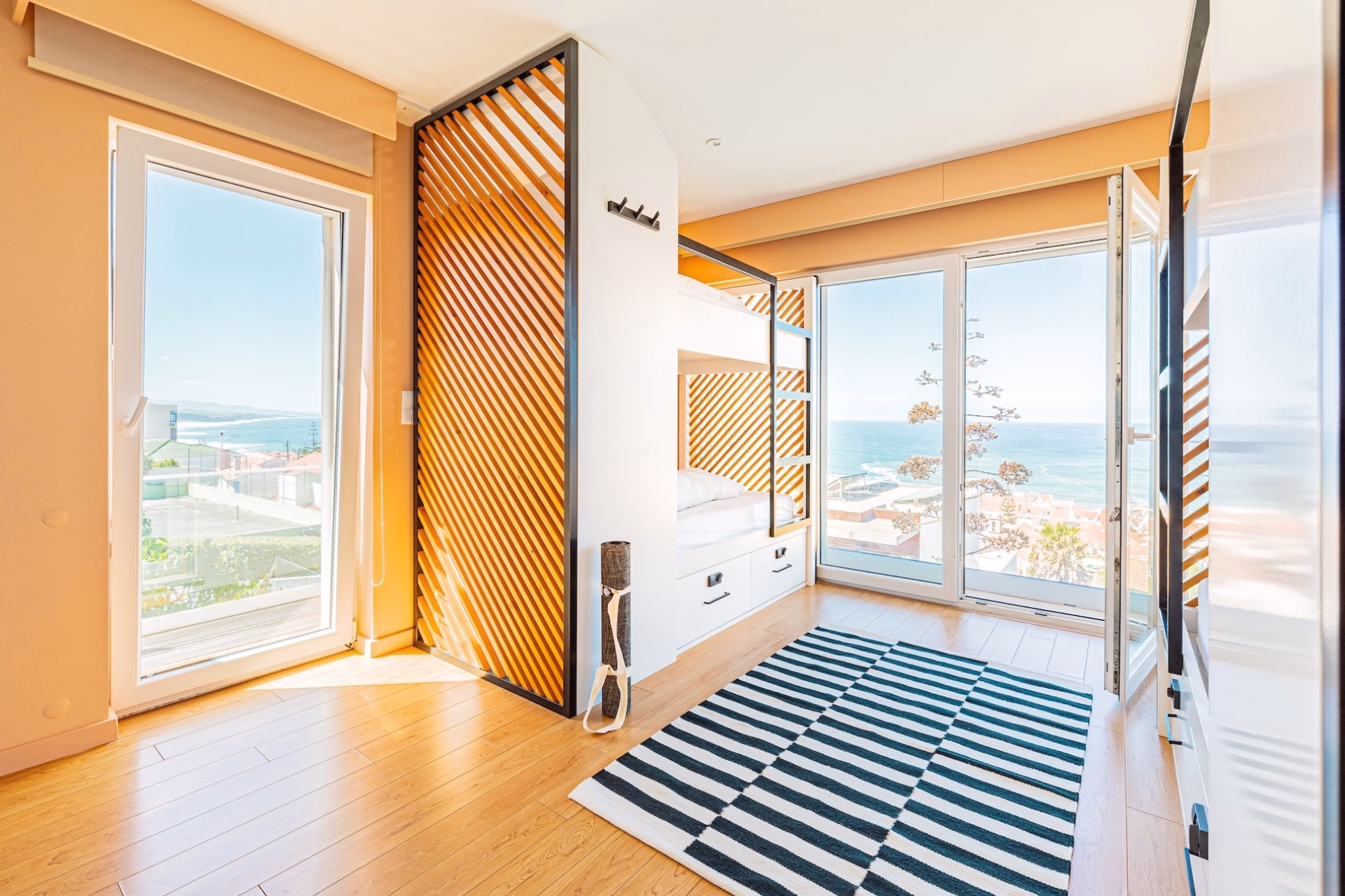 🏠 Surf House